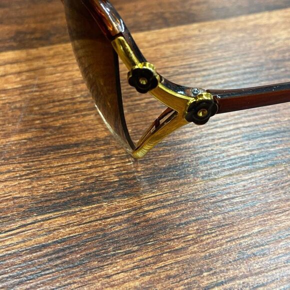 Women's Brown Plastic Tint Lenses Floral And Gold Trim Oversized Sunglasses - Picture 4 of 7